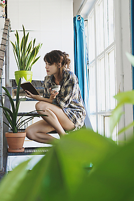 포토 JPG 해외이미지 1 학생 라이프스타일 여자 교육 행복 커피 셔츠 창문 갈색머리 실내 한명 미소 사람 앉기 성인 야외 내부 책 컵 독서 계단 다이어리 쪽지 공책 머그컵 기록 잡기 도시 잡지 작가 포니테일 단계 혼자 해외포토 직업 헤어스타일 식기 감정 음료 상의 모션 문구용품 표정 생활 간행물 사무용품 파일형식 이미지허브