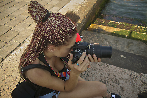 포토 JPG 해외이미지 백인 라이프스타일 헤어스타일 손 디자인 여자 행복 얼굴 포즈 백그라운드 청소년 추상 휴가 프레임 갈색머리 창조 한명 머리카락 유행 카메라 검은색 사진촬영 회색 수확 잡기 화려 우아함 사진사 복고 팔 엮은 옛날 스타일 숱 해외포토 서양인 1 감정 컬러 컨셉 무늬 농업 모션 사람 생활 신체부위 전자제품 머리 촬영 작가 파일형식 이미지허브