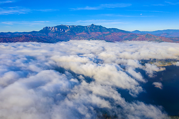 포토 JPG 해외이미지 구름 계절 실루엣 여행 백그라운드 자연 하늘 아침 날씨 산 파노라마 풍경 사람없음 야외 파란색 빛 햇빛 태양 일출 계곡 일몰 하이킹 추위 자유 안개 광선 가을 흰색 정상 숲 언덕 상승 빛망울 연소 넘어짐 뿌연 절정 해외포토 주간 자연요소 컬러 컨셉 모션 레저 촬영기법 노을 생태계 파일형식 이미지허브