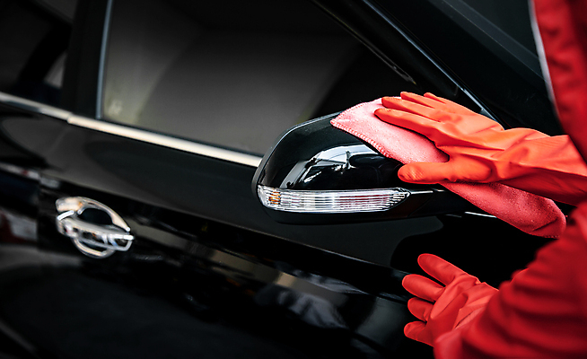 포토 JPG 해외이미지 손 자동차 신체부위 수건 고무장갑 광택 닦기 백미러 손세차 해외포토 육상교통 장갑 모션 사람 위생용품 고무 세차 파일형식 이미지허브