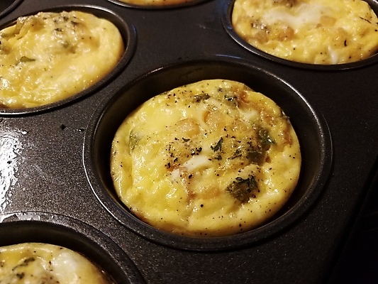 포토 JPG 해외이미지 음식 쟁반 요리 사람없음 노란색 금속 계란 원형 아침식사 컵케이크 굽기 점심식사 해외포토 도형 컬러 재질 케이크 알 식사 구이 파일형식 이미지허브