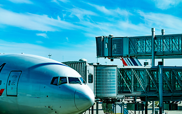 포토 JPG 해외이미지 구름 산업 여행 비즈니스 건축양식 교통시설 하늘 휴가 비행기 항해 안전 사람없음 야외 파란색 잠김 화물 덮개 비행 공항 주차 항공 서비스 출발 대문 상업 택시 활주로 제트기 승객 유지 대패 로딩 방법 터미널 해외포토 자연요소 건축 길 컬러 교통 컨셉 배_교통 항공교통 승용차 자동차 대중교통 문 운송업 뚜껑 시설 파일형식 이미지허브