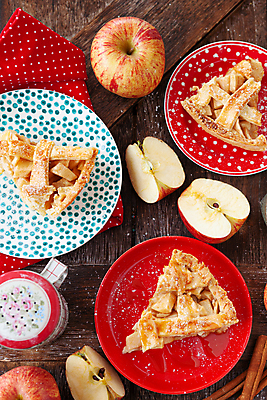 포토 JPG 해외이미지 접시 음식 조각 사람없음 빨간색 세로 케이크 가을 대접 달콤 맛 사과 레시피 추수감사절 시나몬 핸드메이드 해외포토 식기 계절 기독교 컬러 컨셉 과일 디저트 파일형식 이미지허브