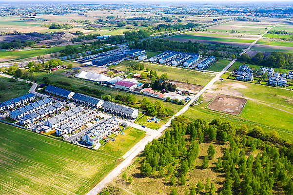 포토 JPG 해외이미지 나무 외관 도로 호수 건축양식 자동차 지붕 거리 아파트 주택 안테나 풍경 잔디 사람없음 야외 건물 초록색 마을 미국 일몰 차도 도시 재산 땅 빌라 지역 커뮤니티 타운 리빙 이웃 대출 개발 교외 드론 진짜 차고 해외포토 식물 건축물 건축 길 육상교통 컬러 북아메리카 통신 교통시설 금융 노을 파일형식 이미지허브