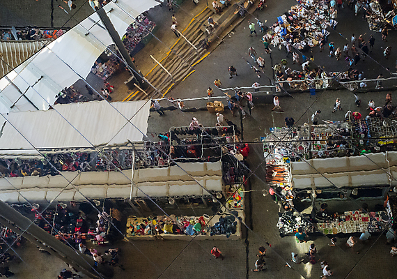 포토 JPG 해외이미지 디자인 벽 백그라운드 건축양식 공 창문 유리 지붕 추상 사람없음 내부 건물 장식 빨간색 파란색 빛 반사 우주 금속 검은색 거울 흰색 공항 천장 디스코 해외포토 건축물 건축 음악 컬러 무늬 교통시설 재질 춤 파일형식 이미지허브