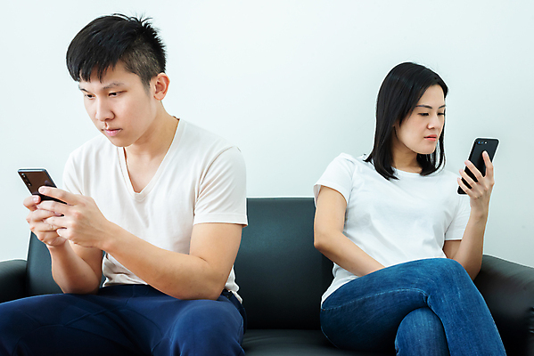 포토 JPG 해외이미지 백인 라이프스타일 커플 분홍색 백그라운드 컨셉 셔츠 비즈니스 모바일 아파트 주택 함께함 실내 안전 사람 앉기 동양인 성인 두명 파란색 스마트폰 소파 우주 검은색 흰색 청바지 바이러스 보호 콘도 온라인 고립 전염병 해외포토 서양인 컬러 상의 의자 바지 관계 모션 숙소 인종 내부 건물 생활 핸드폰 스마트기기 질병 파일형식 이미지허브