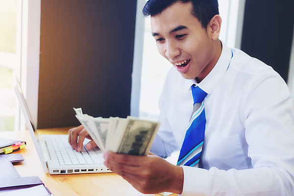 포토 JPG 해외이미지 직업 손 행복 종이 백그라운드 컨셉 지폐 돈 비즈니스 성공 한명 미소 사람 성인 금융 경제 달러 거래 저축 잡기 우승 비즈니스맨 재산 구매 주기 투자 결제 이익 계산서 월급 대출 고립 보너스 비용 해외포토 1 남자 감정 모션 표정 신체부위 쇼핑 최고 직장인 파일형식 이미지허브