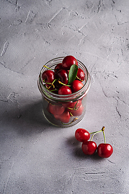 포토 JPG 해외이미지 잎 유리병 그림자 사람없음 투명 체리 콘크리트 해외포토 식물 과일 병_용기 파일형식 이미지허브