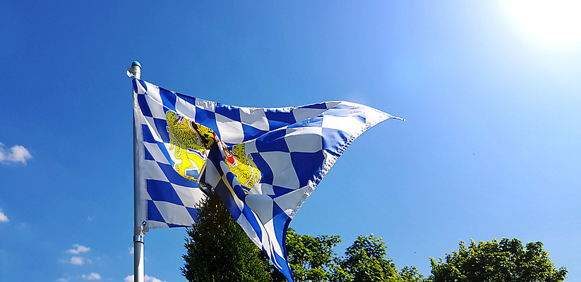 포토 JPG 해외이미지 전통 배너 유럽 파도 로우앵글 여행 백그라운드 패턴 하늘 날리기 바람 독일 사람없음 야외 장식 가로 파란색 관광지 컬러풀 한개 흰색 깃발 불기 심볼 사인 깃대 봉 애국심 뮌헨 옥토버페스트 전국 바이에른 바이에른사람 해외포토 자연요소 1 나라 바다 뷰포인트 컬러 무늬 모션 날씨 파일형식 이미지허브