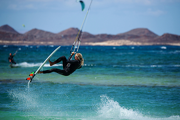 포토 JPG 해외이미지 스포츠 파도 바다 여행 포즈 자연 바람 한명 풍경 물 여름 파란색 태양 일출 서핑 연 속도 서퍼 프리스타일 수평선 해외포토 자연요소 1 계절 컬러 날씨 운동선수 사람 놀이용품 노을 수상스포츠 생태계 파일형식 이미지허브