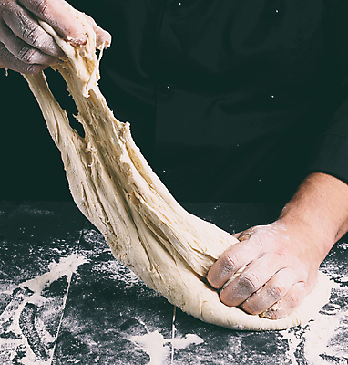 포토 JPG 해외이미지 손 남자 빵 탁자 실내 한명 사람 상반신 성인 빵집 잡기 준비 만들기 밀가루반죽 성인남자한명만 뜯기 해외포토 1 음식 가구 모션 내부 신체부위 상점 반죽 남자한명만 성인남자만 파일형식 이미지허브