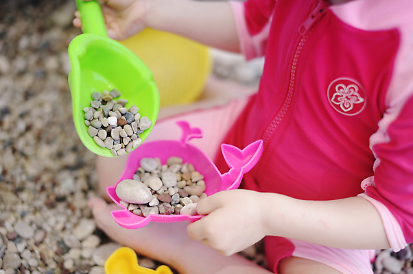 포토 JPG 해외이미지 라이프스타일 여자 수영복 행복 어린이 분홍색 자연 놀이 휴가 새로움 건강 사람 앉기 사람없음 야외 청춘 장난감 태양 귀여움 조약돌 흰색 아기 달콤 작음 걸음마 해외포토 자연요소 옷 감정 컬러 컨셉 모션 생활 돌_바위 맛 크기 생태계 파일형식 이미지허브