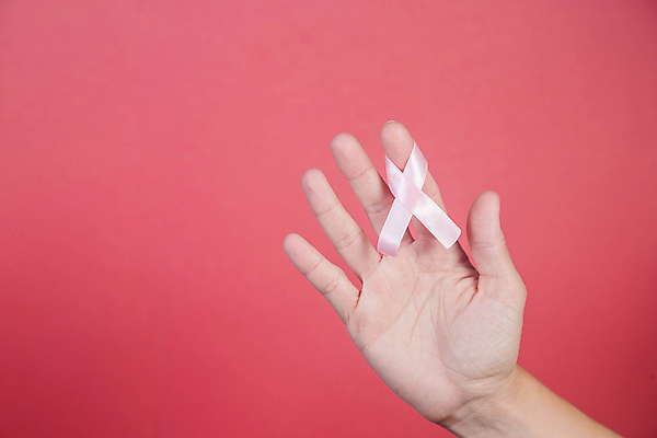 포토 JPG 해외이미지 손 여자 리본 캠페인 분홍색 컨셉 건강 사람 사람없음 아웃포커스 치료 건강관리 희망 잡기 보호 질병 가슴 심볼 예방 유방암 암 고립 돌봄 연대 지원 헬프 자선단체 해외포토 감정 컬러 의학 모션 촬영기법 관리 신체부위 도움 그룹 자선 파일형식 이미지허브