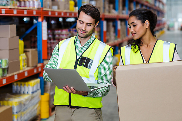 포토 JPG 해외이미지 백인 응시 여자 남자 노동자 실내 들기 상반신 20대 성인 두명 앞모습 아웃포커스 노트북 상자 물류창고 성인만 해외포토 서양인 직업 시선 뷰포인트 모션 촬영기법 사람 청년 내부 전자제품 창고 파일형식 이미지허브