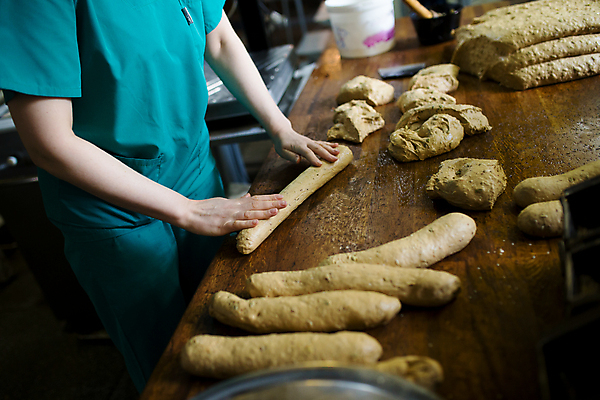 포토 JPG 해외이미지 실내 한명 상반신 성인 옆모습 밀기 반죽 제빵 제빵사 성인한명만 해외포토 직업 1 뷰포인트 모션 사람 내부 제과제빵 성인만 파일형식 이미지허브