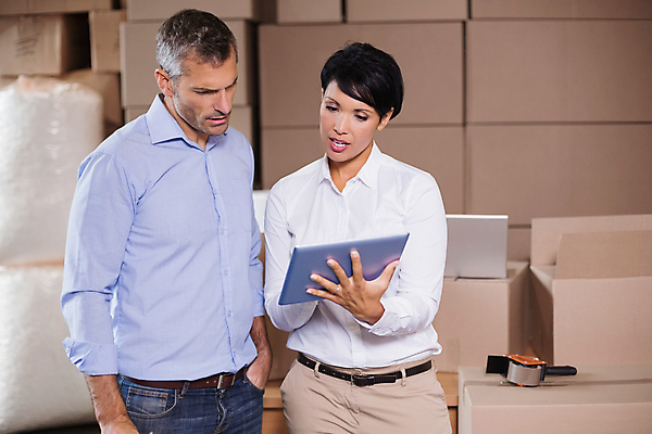 포토 JPG 해외이미지 백인 여자 남자 40대 중년 회의 실내 말하기 대화 상반신 성인 두명 앞모습 30대 상자 태블릿 작업 비즈니스맨 비즈니스우먼 보여주기 물류창고 해외포토 서양인 뷰포인트 비즈니스 모션 사람 내부 장년 전자제품 스마트기기 직장인 창고 파일형식 이미지허브