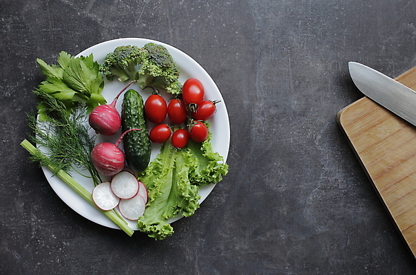 포토 JPG 해외이미지 접시 식재료 방울토마토 오이 실내 요리 사람없음 하이앵글 칼 상추 브로콜리 허브 건강식 나무도마 적환무 해외포토 식물 식기 음식 뷰포인트 토마토 채소 도마 내부 목재 무 파일형식 이미지허브