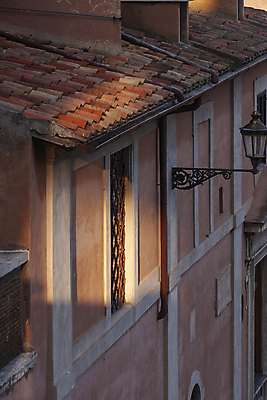 포토 JPG 해외이미지 외관 유럽 여행 가로등 창문 지붕 거리 따뜻함 그림자 사람없음 건물 여름 빛 도시풍경 갈색 교회 황혼 일몰 이탈리아 도시 센터 역사 모서리 로마 6월 연도 타일 그림 엽서 연어 지역 순간 옛날 해외포토 건축물 계절 공공시설 나라 컬러 종교건축 어류 풍경 노을 날짜 편지 파일형식 이미지허브