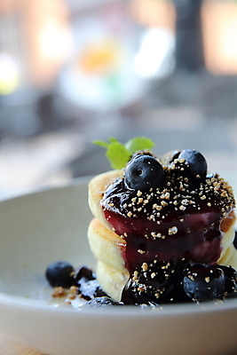 포토 JPG 해외이미지 접시 디저트 실내 사람없음 아웃포커스 달콤 블루베리 팬케이크 과일잼 수플레 해외포토 식기 음식 과일 촬영기법 내부 케이크 맛 잼 파일형식 이미지허브