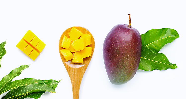 포토 JPG 해외이미지 잎 실내 사람없음 하이앵글 열대과일 흰배경 망고 과일조각 나무주걱 애플망고 해외포토 식물 뷰포인트 조각 백그라운드 과일 내부 목재 흰색 주걱 파일형식 이미지허브