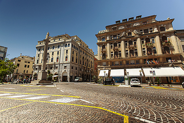 포토 JPG 해외이미지 주간 유럽풍경 하늘 유럽건축 사람없음 야외 건물 이탈리아 광장 가리발디 해외포토 자연요소 건축물 유럽 서양건축 풍경 위인 정치가 파일형식 이미지허브