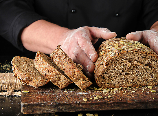 포토 JPG 해외이미지 손 빵 탁자 실내 신체부위 요리사 빵집 잡기 슬라이스 나무도마 호박씨 해외포토 직업 음식 가구 모션 도마 씨앗 사람 내부 목재 상점 파일형식 이미지허브
