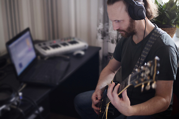 포토 JPG 해외이미지 남자 연주 실내 한명 상반신 성인 옆모습 노트북 헤드폰 듣기 기타 작업 기타리스트 작곡가 성인남자한명만 해외포토 1 음악 뷰포인트 음향기기 모션 현악기 사람 내부 전자제품 연주자 음악가 남자한명만 성인남자만 파일형식 이미지허브