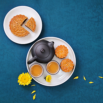 포토 JPG 해외이미지 접시 꽃잎 꽃 디저트 실내 사람없음 하이앵글 달콤 찻주전자 파란배경 월병 해외포토 식물 식기 음식 뷰포인트 백그라운드 주전자 내부 파란색 과자 맛 중국전통 파일형식 이미지허브