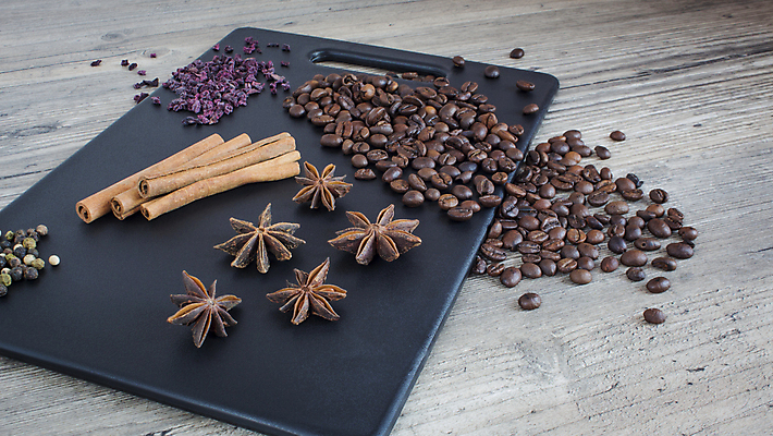 포토 JPG 해외이미지 접시 도마 사람없음 원두 시나몬스틱 해외포토 식기 커피 주방용품 시나몬 파일형식 이미지허브