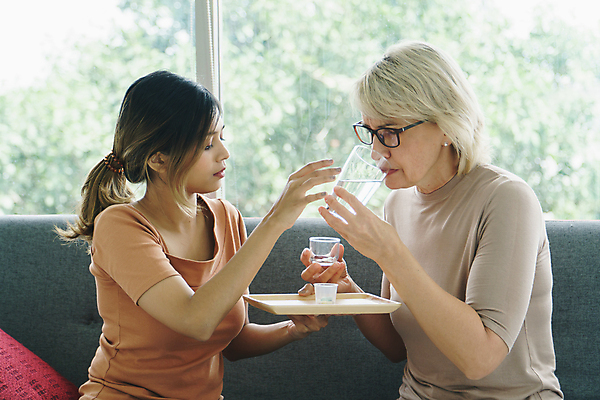 포토 JPG 해외이미지 백인 라이프스타일 여자 딸 할머니 어린이 50대 가족 관계 엄마 손녀 주택 함께함 실내 건강 사랑 사람 동양인 20대 성인 두명 알약 약 환자 질병 혼합 먹기 피부 손주 세대 보충 옛날 조부모 헬프 해외포토 서양인 노년 감정 중년 컨셉 의학 모션 인종 청년 내부 건물 생활 신체부위 도움 파일형식 이미지허브