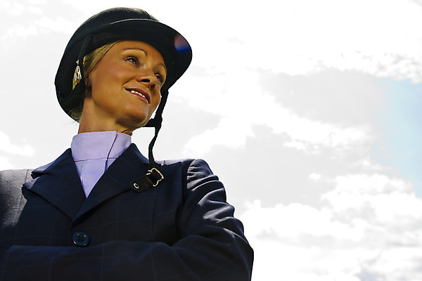 포토 JPG 해외이미지 백인 구름 응시 여자 한명 상반신 성인 야외 승마 기수 승마복 성인여자한명만 해외포토 자연요소 서양인 1 시선 스포츠 사람 여자한명만 성인여자만 파일형식 이미지허브