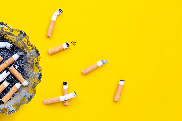 포토 JPG 해외이미지 흡연 담배 실내 사람없음 담뱃재 담배꽁초 재떨이 노란배경 카피스페이스 해외포토 백그라운드 내부 노란색 공백 파일형식 이미지허브