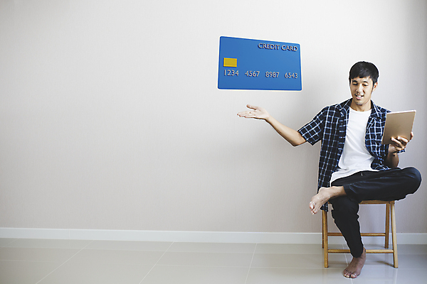 포토 JPG 해외이미지 백인 라이프스타일 응시 남자 행복 컨셉 돈 비즈니스 통신 성공 모바일 휴식 주택 실내 한명 사람 앉기 동양인 성인 금융 스마트폰 쇼핑 소파 방 구매 결제 온라인 해외포토 서양인 1 시선 감정 의자 모션 인종 내부 건물 생활 경제 핸드폰 스마트기기 재산 파일형식 이미지허브