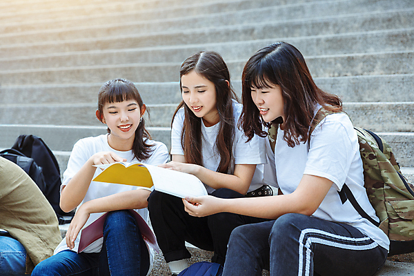 포토 JPG 해외이미지 학생 응시 여자 교육 남자 행복 가방 학교 들기 앉기 동양인 상반신 옆모습 10대 책 세명 계단 우정 가리킴 십대만 해외포토 시선 잡화 감정 뷰포인트 모션 청소년 사람 인종 손짓 친구 파일형식 이미지허브