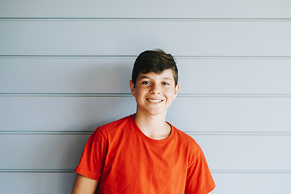 포토 JPG 해외이미지 주간 모델 1 학생 라이프스타일 응시 남자 행복 얼굴 벽 포즈 한명 서기 웃음 사람 소년 성인 야외 카메라 기댐 표현 자신감 치아 만족 긍정 사춘기 해외포토 자연요소 시선 감정 어린이 컨셉 모션 표정 생활 신체부위 전자제품 소화기관 파일형식 이미지허브