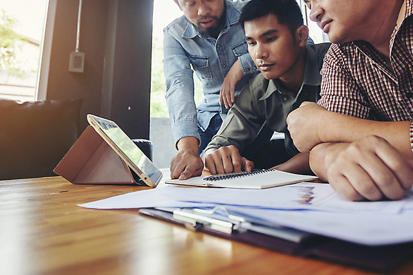 포토 JPG 해외이미지 직업 라이프스타일 교육 행복 백그라운드 인터넷 비즈니스 통신 성공 협력 설계 직장 설명 사람 앉기 동양인 성인 내부 세명 사무실 흰색 업무 비즈니스맨 그룹 작업실 계획 토론 경영 힙스터 브레인스토밍 해외포토 패션 남자 감정 컬러 컨셉 회사 모션 인종 생활 작업 직장인 파일형식 이미지허브
