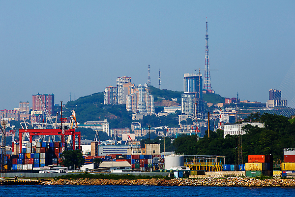 포토 JPG 해외이미지 산업 아시아 도로 바다 섬 여행 비즈니스 건축양식 하늘 뿔 파노라마 풍경 사람없음 건물 물 도시풍경 태양 항구 일몰 화물 도시 만 보트 황금 컨테이너 기중기 무역 상업 러시아 해안도시 포트 무거움 동쪽 러시아인 로딩 터미널 수평선 해외포토 자연요소 서양인 건축물 건축 유럽 나라 길 배_교통 교통시설 촬영기법 노을 운송업 중장비 무게 방향 파일형식 이미지허브