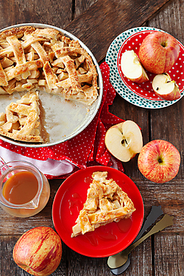 포토 JPG 해외이미지 접시 음식 조각 사람없음 빨간색 세로 케이크 가을 대접 달콤 맛 사과 레시피 추수감사절 핸드메이드 해외포토 식기 계절 기독교 컬러 컨셉 과일 디저트 파일형식 이미지허브