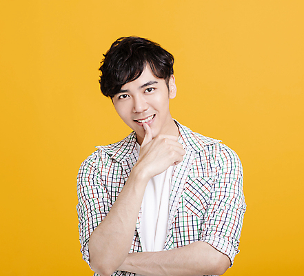 포토 JPG 해외이미지 응시 남자 한명 동양인 손짓 상반신 성인 앞모습 팔짱 성인남자한명만 해외포토 1 시선 뷰포인트 모션 사람 인종 남자한명만 성인남자만 파일형식 이미지허브