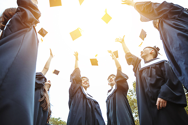 포토 JPG 해외이미지 주간 여자 남자 행복 학사모 졸업 졸업식 졸업생 여러명 상반신 성인 야외 옆모습 손들기 축하 졸업가운 성인만 해외포토 자연요소 모자_잡화 교육 감정 뷰포인트 다수 컨셉 모션 사람 가운 파일형식 이미지허브