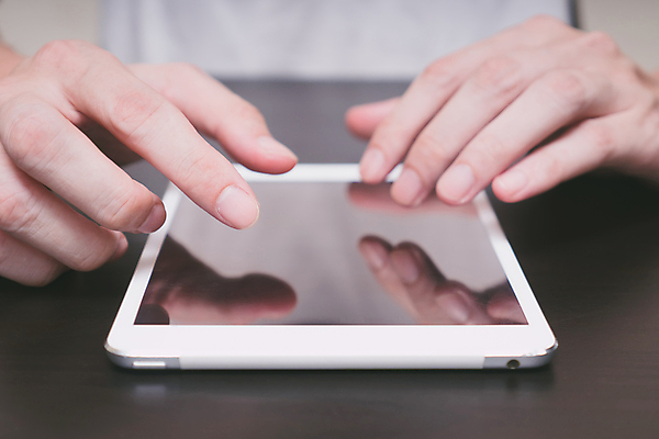 포토 JPG 해외이미지 직업 손 남자 컨셉 인터넷 비즈니스 통신 탁자 모바일 사람 사람없음 컴퓨터 독서 알약 스크린 장비 터치 정보 흰색 네트워크 닫기 계획 휴대용 책상 오브젝트 보고서 컨설턴트 전자 추천 온라인 구성 해외포토 컬러 가구 모션 신체부위 전자제품 약 전문직 상담 파일형식 이미지허브