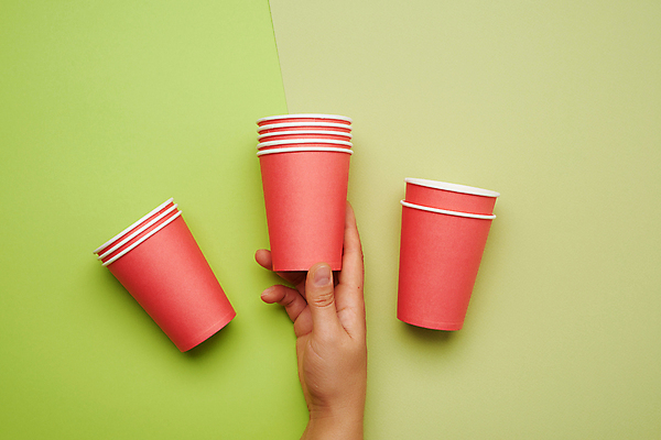 포토 JPG 해외이미지 손 실내 신체부위 자연보호 잡기 종이컵 일회용 오브젝트 에코 초록배경 제로웨이스트 해외포토 백그라운드 모션 자연 사람 내부 컵 초록색 환경 그린캠페인 보호 사회이슈 파일형식 이미지허브