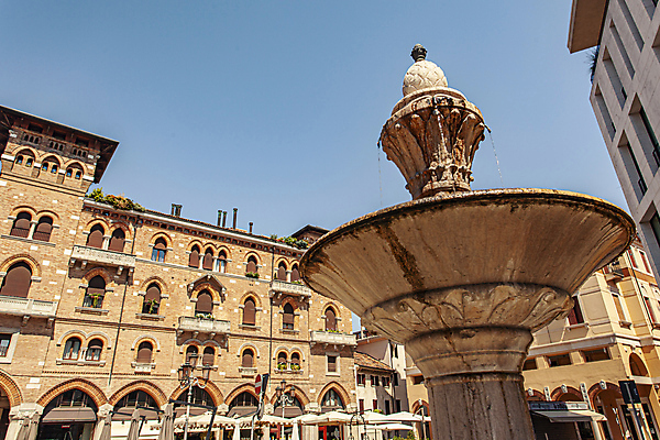 포토 JPG 해외이미지 주간 유럽풍경 하늘 유럽건축 사람없음 야외 건물 여름 이탈리아 도심 분수 해외포토 자연요소 건축물 계절 유럽 서양건축 풍경 도시 파일형식 이미지허브