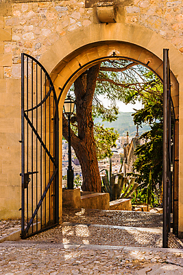 포토 JPG 해외이미지 나무 종교 문화 벽 섬 여행 밭 건축양식 하늘 산 풍경 사람없음 야외 여름 파란색 도시풍경 햇빛 태양 교회 문 금속 맑음 농촌 도시 오픈 성 중세 역사 스페인 언덕 대문 타운 명승지 순례 옛날 해외포토 자연요소 식물 건축물 계절 건축 유럽 컬러 농업 종교건축 재질 날씨 건물 시골 파일형식 이미지허브