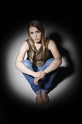 포토 JPG 해외이미지 백인 응시 여자 감정 컨셉 생각 청소년 실내 그림자 한명 사람 앉기 20대 세로 빛 슬픔 고독 고민 문제 스포트라이트 배려 우울증 적자 카피스페이스 해외포토 서양인 1 시선 모션 청년 내부 공백 질병 파일형식 이미지허브