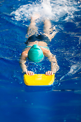 포토 JPG 해외이미지 백인 1 라이프스타일 여자 수영복 행복 안경 얼굴 어린이 스포츠 모션 놀이 수영장 건강 한명 미소 사람 물 파란색 운동 수중 수영 기쁨 젖음 떨어짐 다이빙 수영선수 캡모자 해외포토 자연요소 서양인 모자_잡화 잡화 옷 감정 컬러 컨셉 운동선수 표정 생활 신체부위 수상스포츠 수중스포츠 파일형식 이미지허브