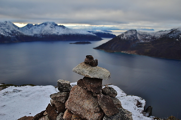 포토 JPG 해외이미지 바다 여행 자연 하늘 산 노르웨이 풍경 사람없음 야외 물 바위 돌무덤 절정 해외포토 자연요소 유럽 돌_바위 무덤 생태계 파일형식 이미지허브