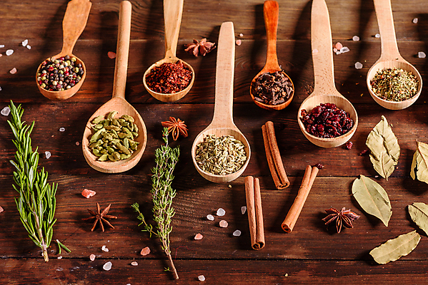 포토 JPG 해외이미지 백그라운드 잎 재료 고추 탁자 파프리카 건조 마늘 요리 씨앗 동양인 사람없음 빨간색 초록색 컬러풀 주방 숟가락 검은색 어둠 양념 조미료 사발 고수 맛 가루 인도인 허브 메뉴 유기농 매움 아로마 소금 향 레시피 후추 카레 생강 바질 로즈메리 시나몬 강황 해외포토 외국인 식물 웰빙 음식 컬러 가구 컨셉 채소 식재료 수저 인종 사기그릇 향신료 향미료 파일형식 이미지허브