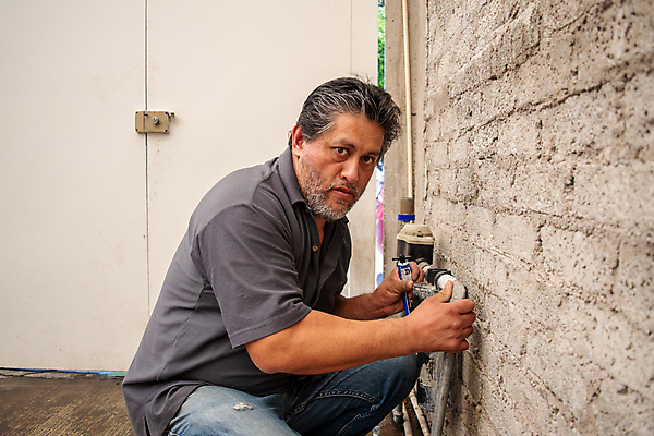 포토 JPG 해외이미지 산업 노동자 바닥 주택 한명 내부 건물 물 방 업무 수술 기술자 엔지니어 시스템 고정 튜브 감독관 설정 유지 배관공 설치 조이기 파이프라인 해외포토 자연요소 직업 1 건축물 의학 모션 사람 치료 작업 파이프_관 파일형식 이미지허브