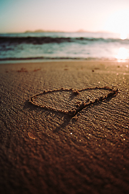 포토 JPG 해외이미지 주간 모래 자연 휴식 풍경 해변 사람없음 야외 햇빛 태양 평화 일몰 하트 경관 해외포토 자연요소 모양 바다 컨셉 노을 생태계 파일형식 이미지허브